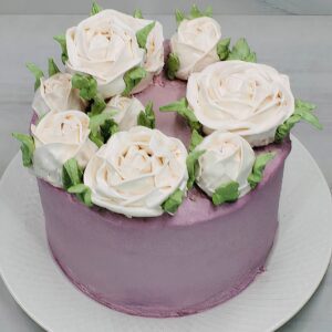 торт с белыми розами в кондитерской меренга