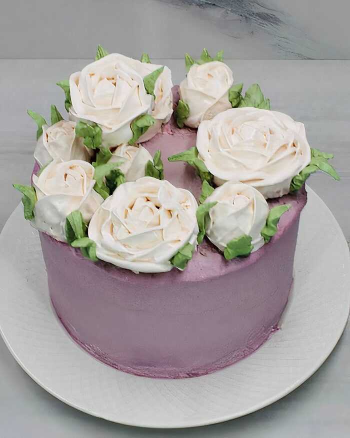 торт с белыми розами в кондитерской меренга