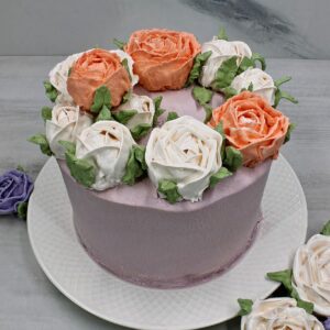 торт с розами в кондитерской меренга