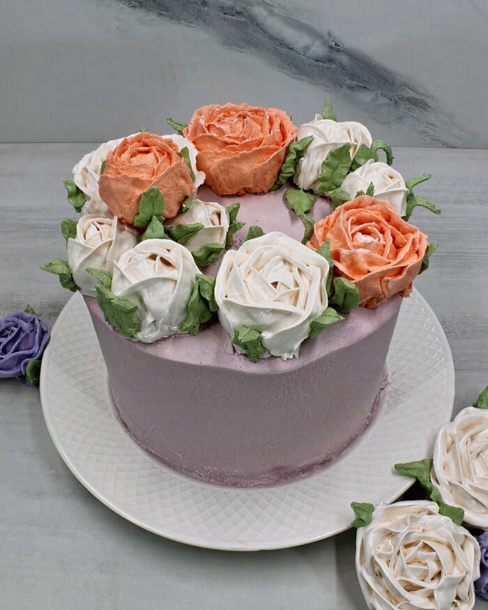 торт с розами в кондитерской меренга